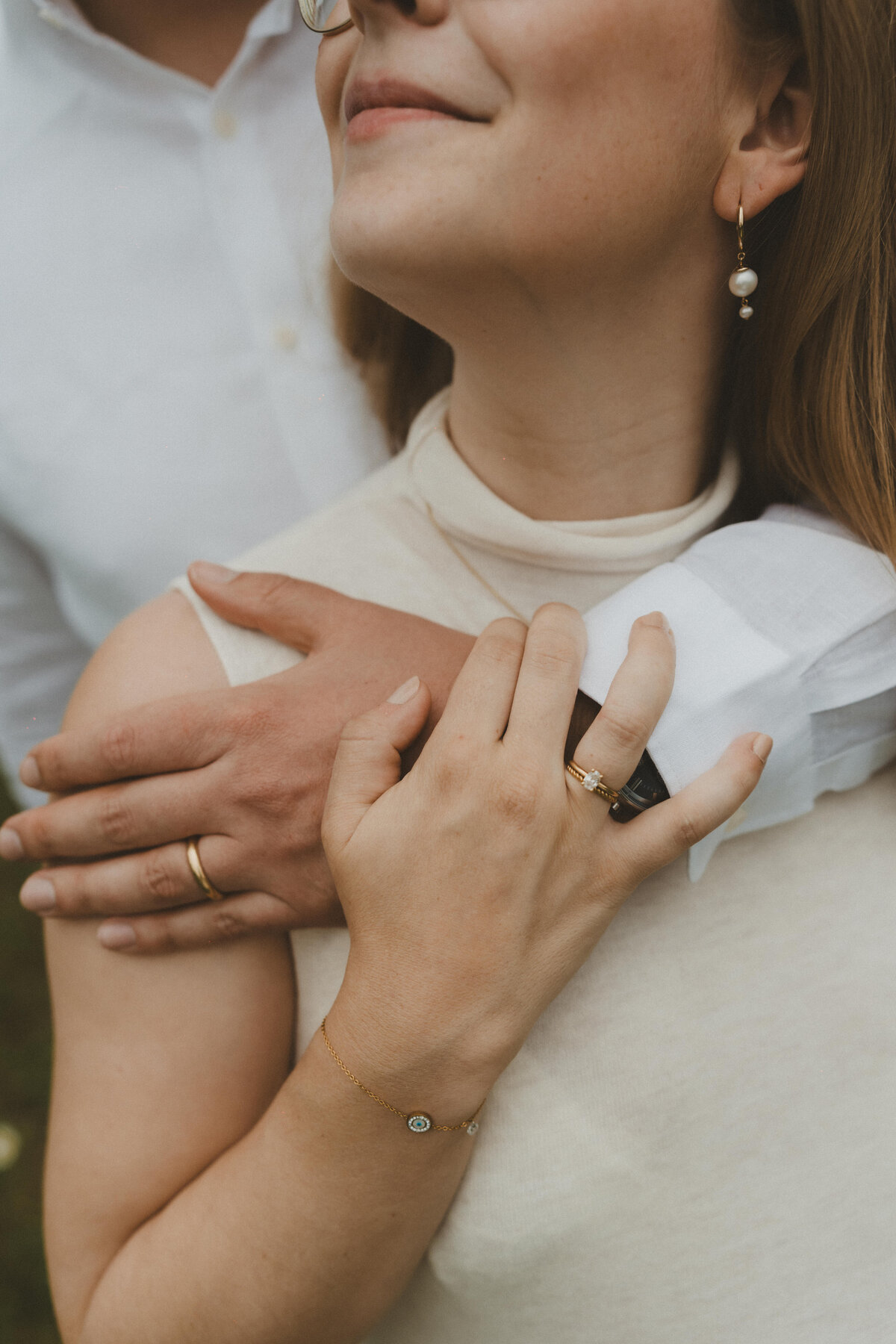 Detailfoto van handen die elkaar vasthouden van man en vrouw met trouwringen.