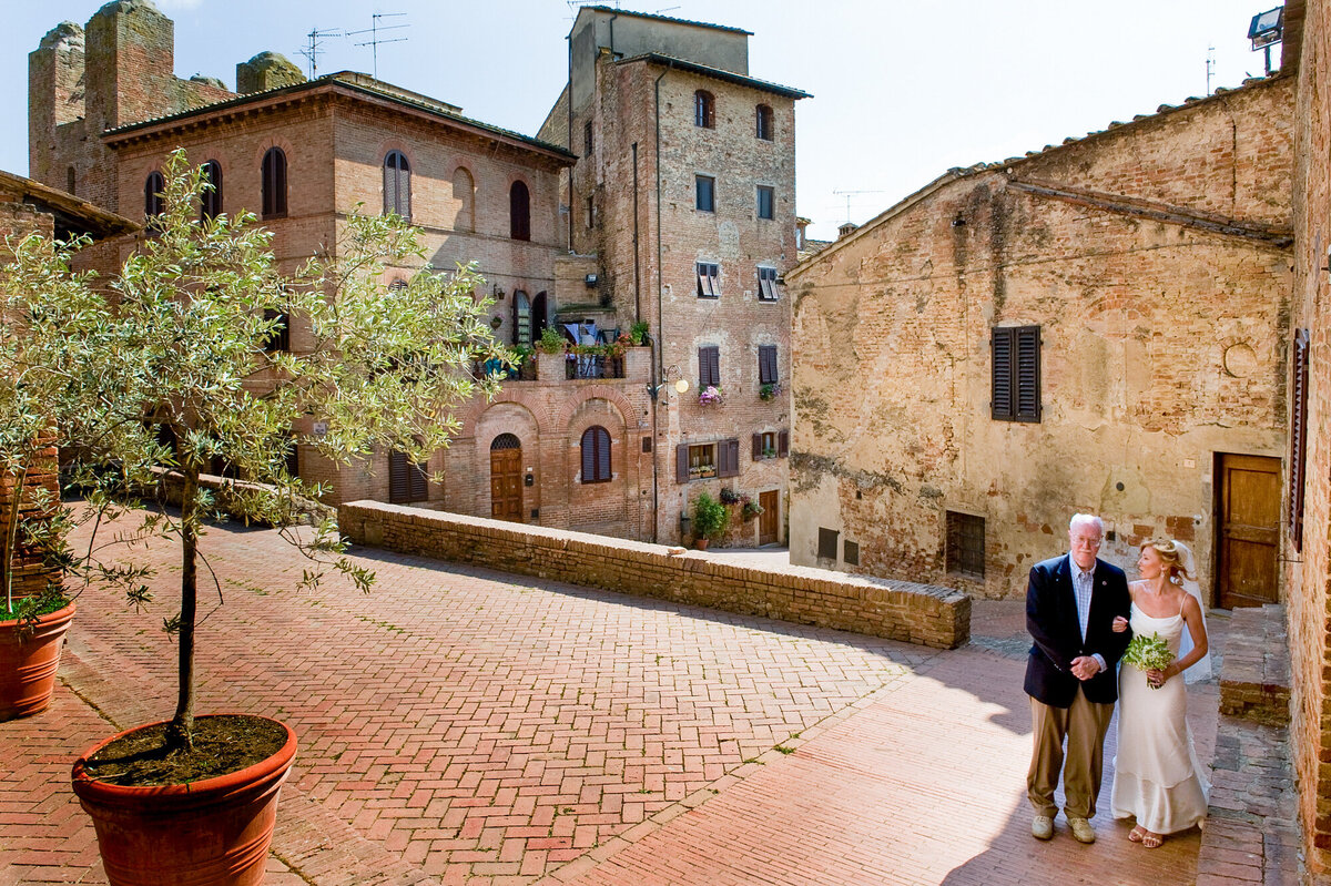 Italy-destination-wedding-photographer-Certaldo-1