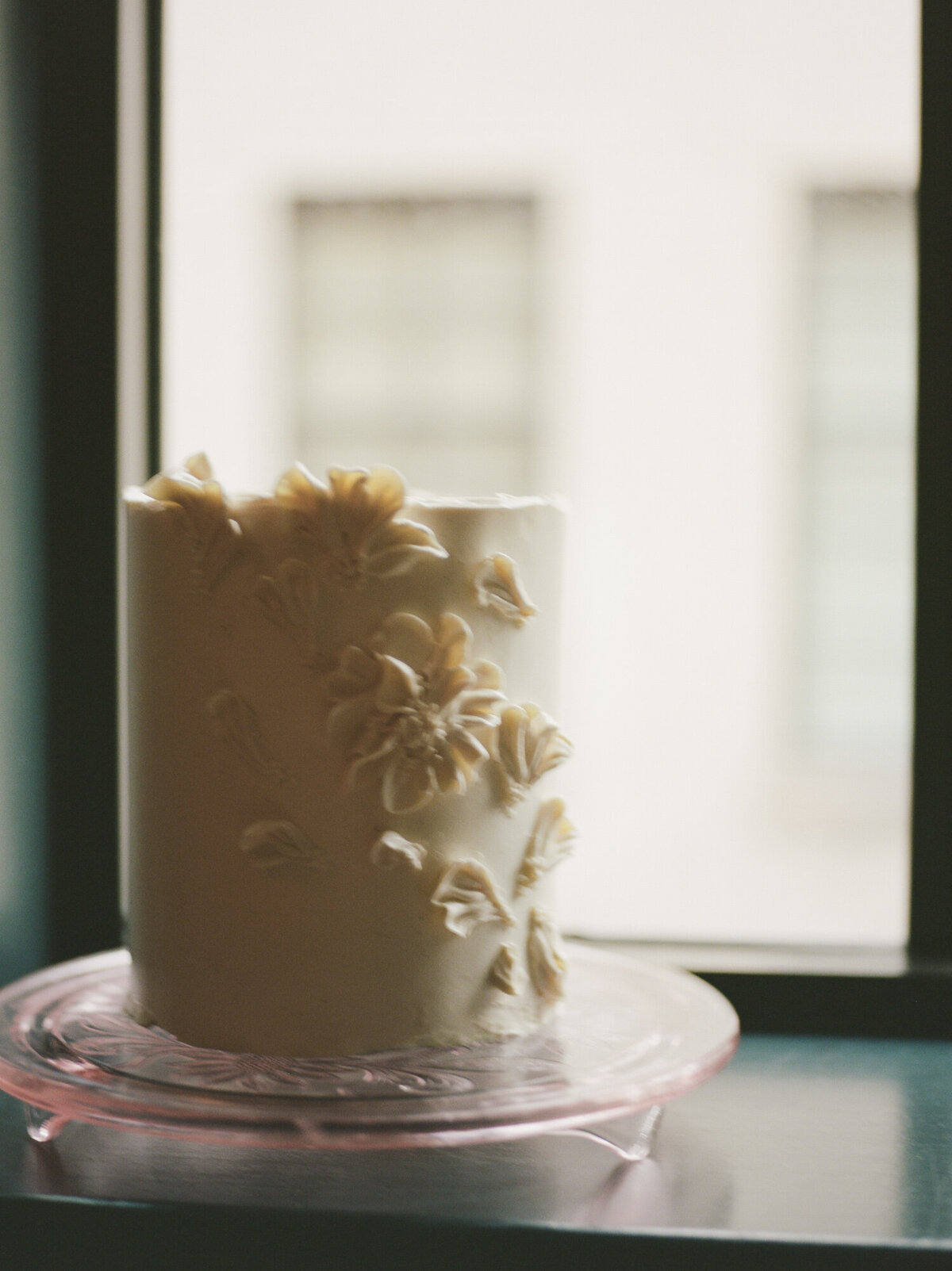 natural film wedding photography of simple frosting wedding cake, vanilla bean, flower detail
