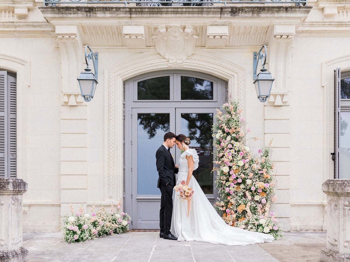 Colorful couture wedding at luxury hotel chais Monnet in Cognac - Veronique Lorre artistic direction floral designer31
