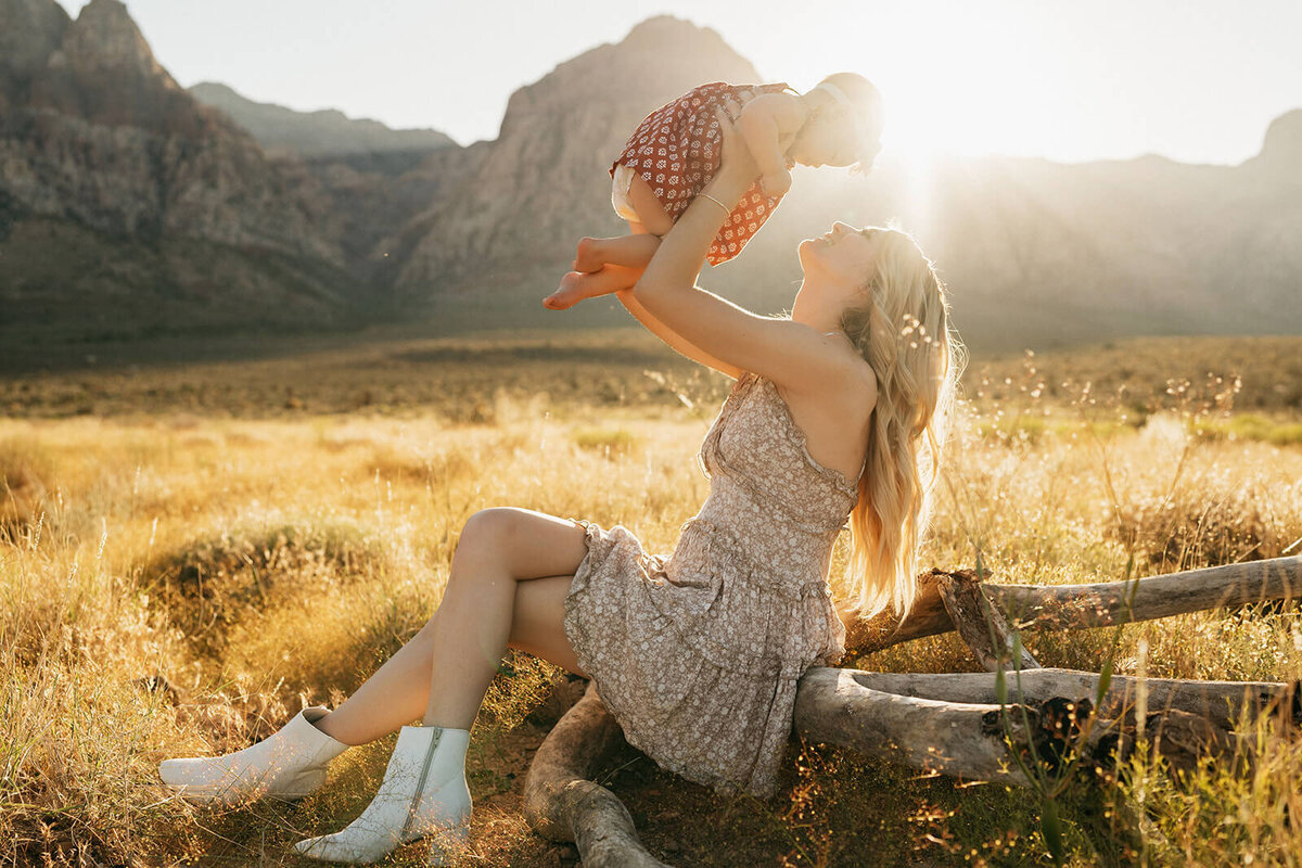 Mother-with-daughter-in-the-field-family-session-Rachel-Murray-photography