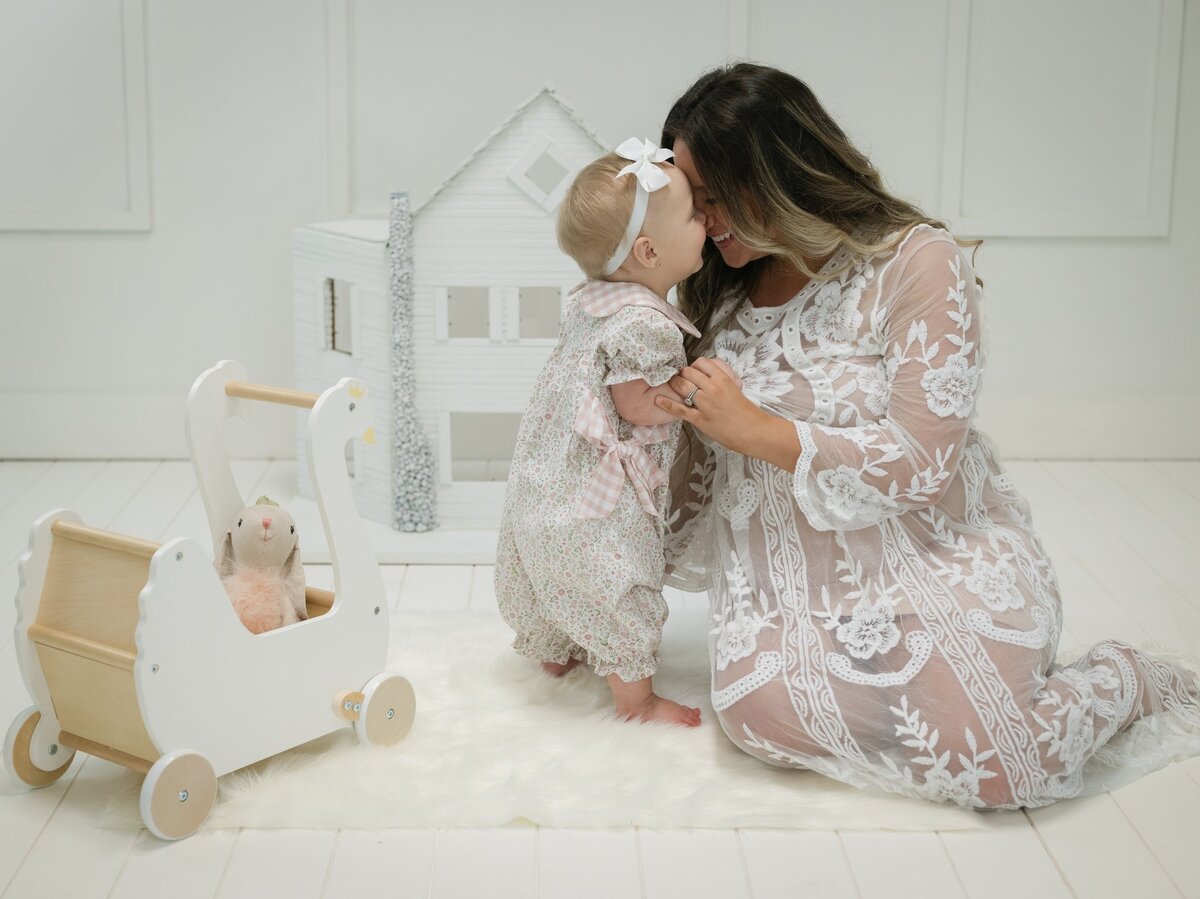 Sweet moment between mom and baby during a Motherhood session. Joyfully serving mothers and babies in Bainbridge, GA & Tallahassee, FL. 