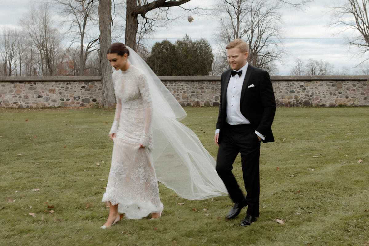 Couple getting married at Cruikston Park, Toronto, Ontario