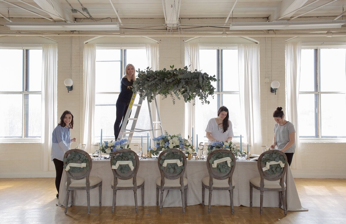 florist work on a reception table set up deborah zoe photography