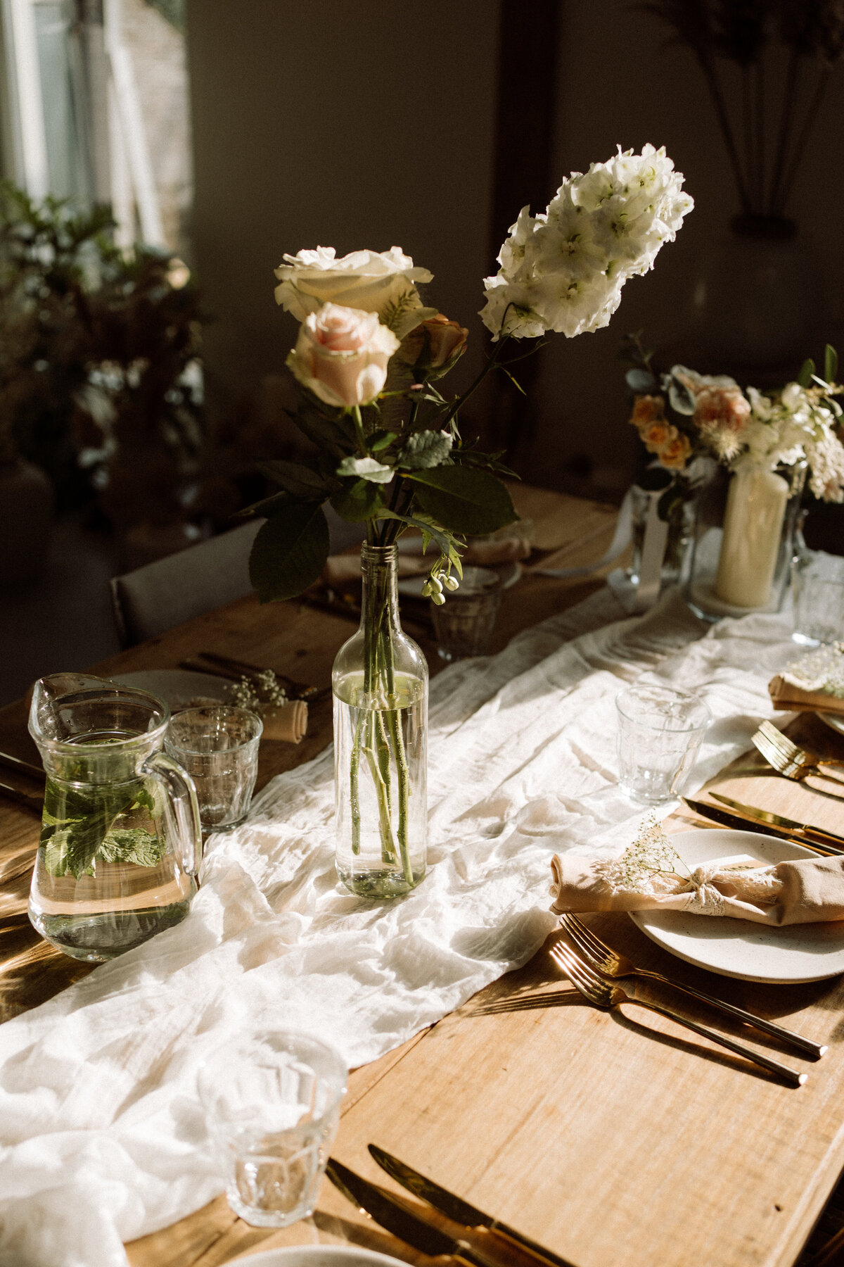 Sfeervolle bruiloft bij Nigtevecht Freeland Farm, met een persoonlijk aangekleed decor en het bruidspaar dat geniet van een lange borrel in een gezellige, intieme sfeer. Tafeldecoratie. 