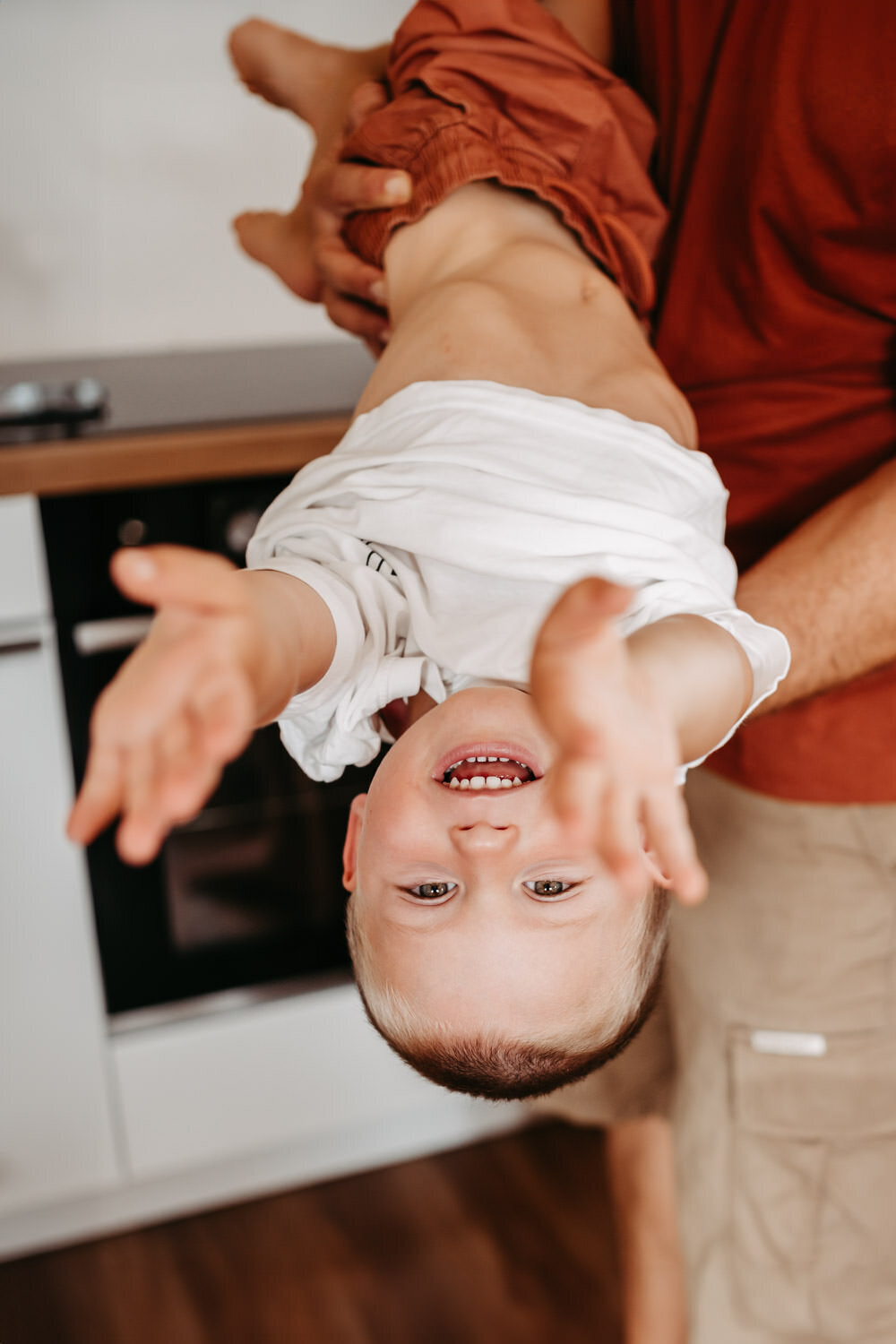 Lifestyle-newborn-foceni-doma_rodinna-fotografka-Praha-vychod_Karolina-Ticha-29