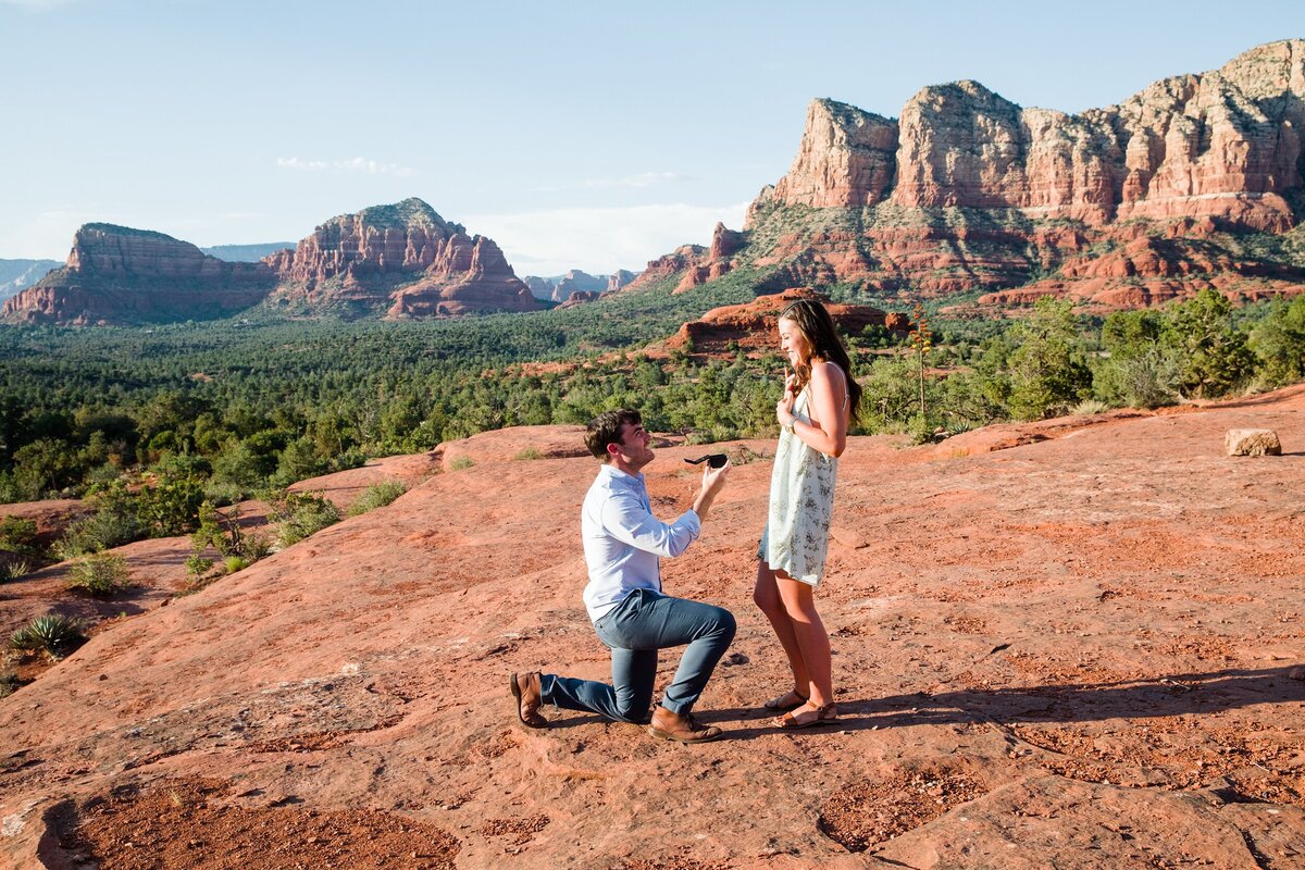 Bell_Rock_Proposal_Sedona_AZ_Danielle_Holman_Wedding_Photography_0008