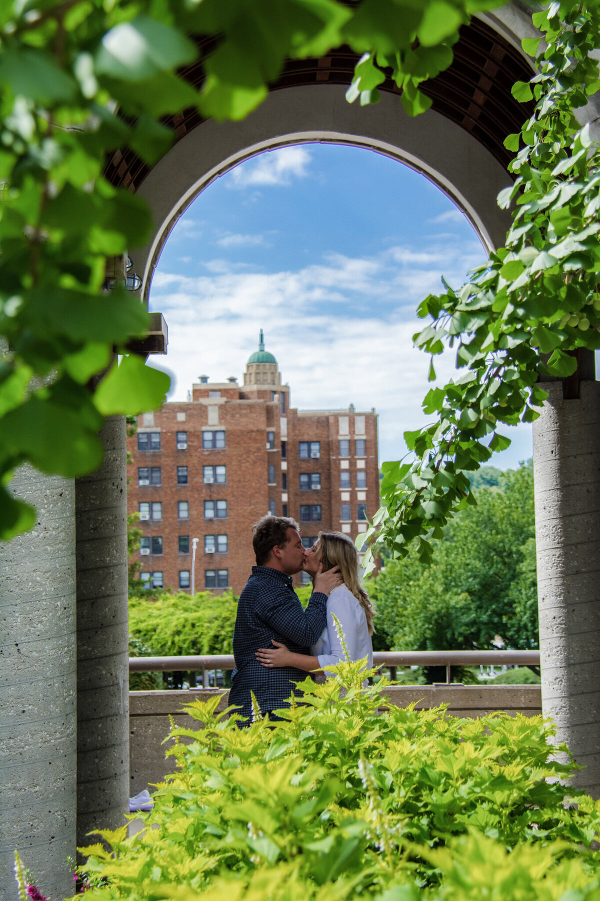 couple kisses in arizona garden