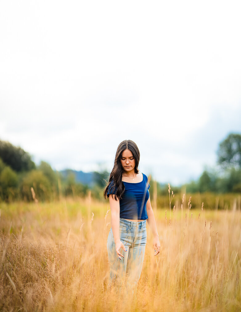 senior-portrait-blue-jeans-in-tall-grass-marymoor-park-redmond