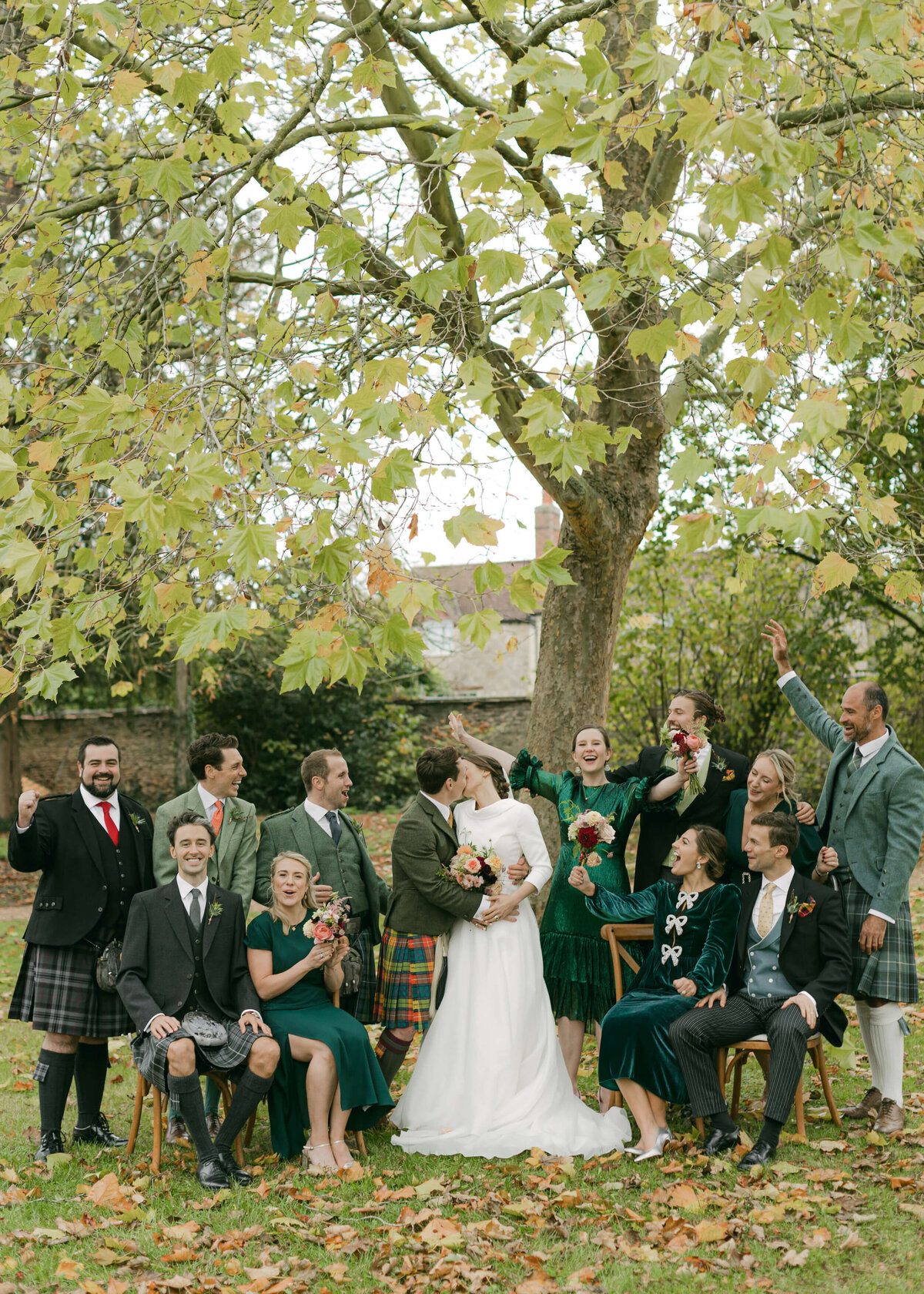 chloe-winstanley-wedding-oxford-gsp-bridal-party-kiss