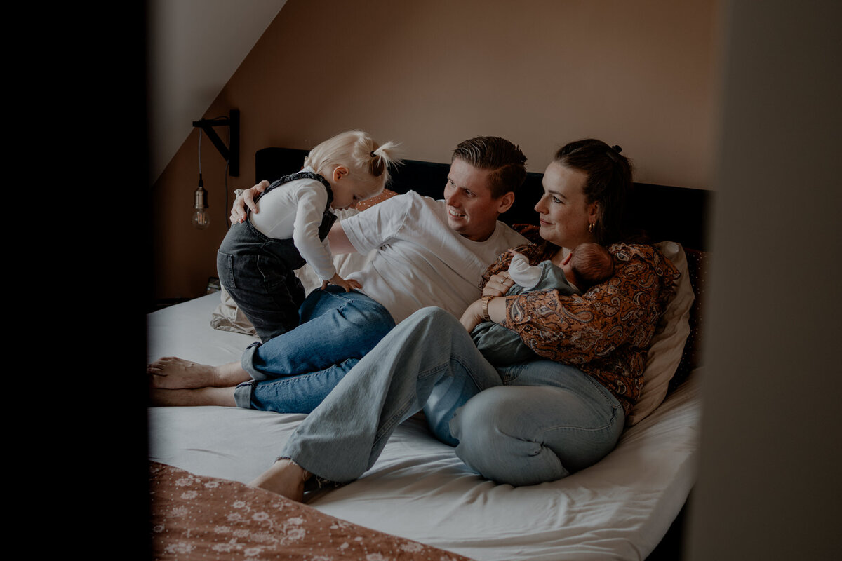 Shotsbylise_familiefotograaf_lifestylefotograaf_newbornshoot_omgevingcuijk_44