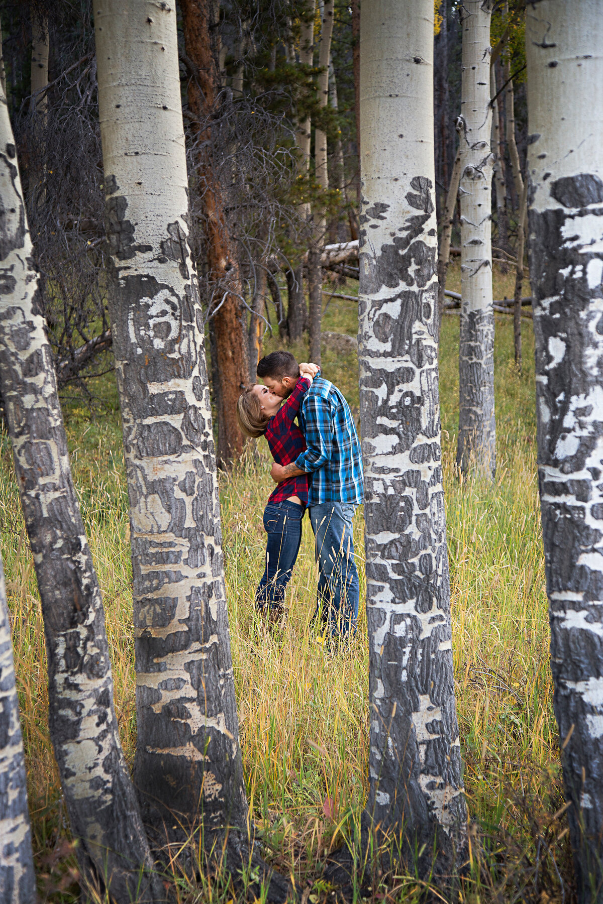 fall-engagement-session-in-the-aspen-trees-rocky-mountain-national-park-colorado