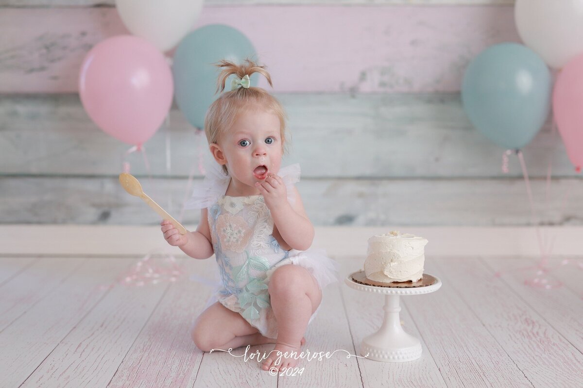 lehigh-valley-photographer-lori-generose-lg-photography-first-birthday-cake-smash-girl-philadelphia-pa