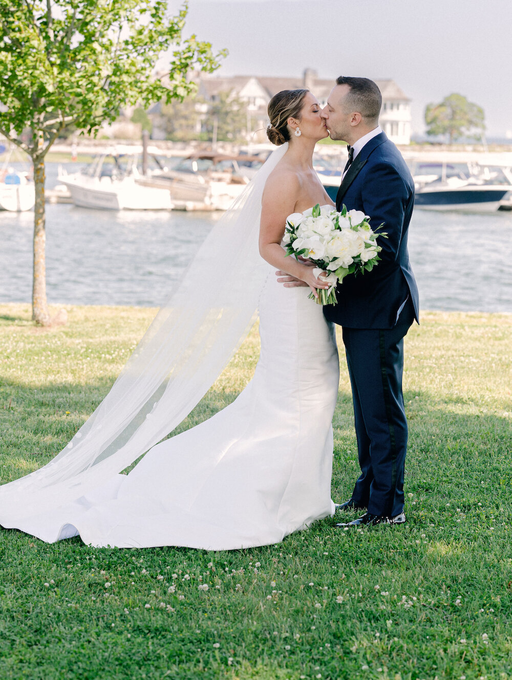 kiss-wedding-bride-groom-anne-barge-longshore