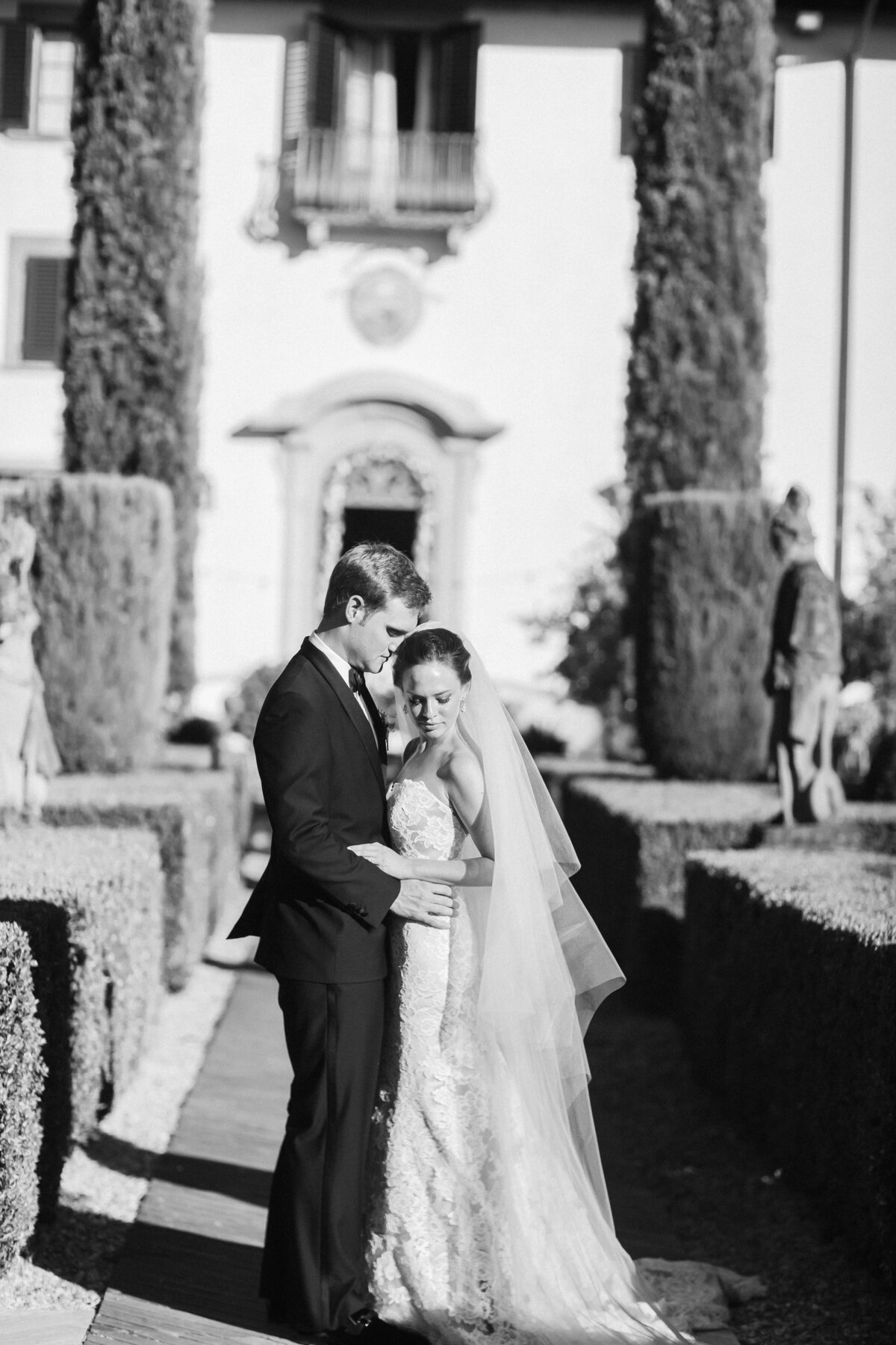 classic-timeless-wedding-portrait-at-villa-in-italy