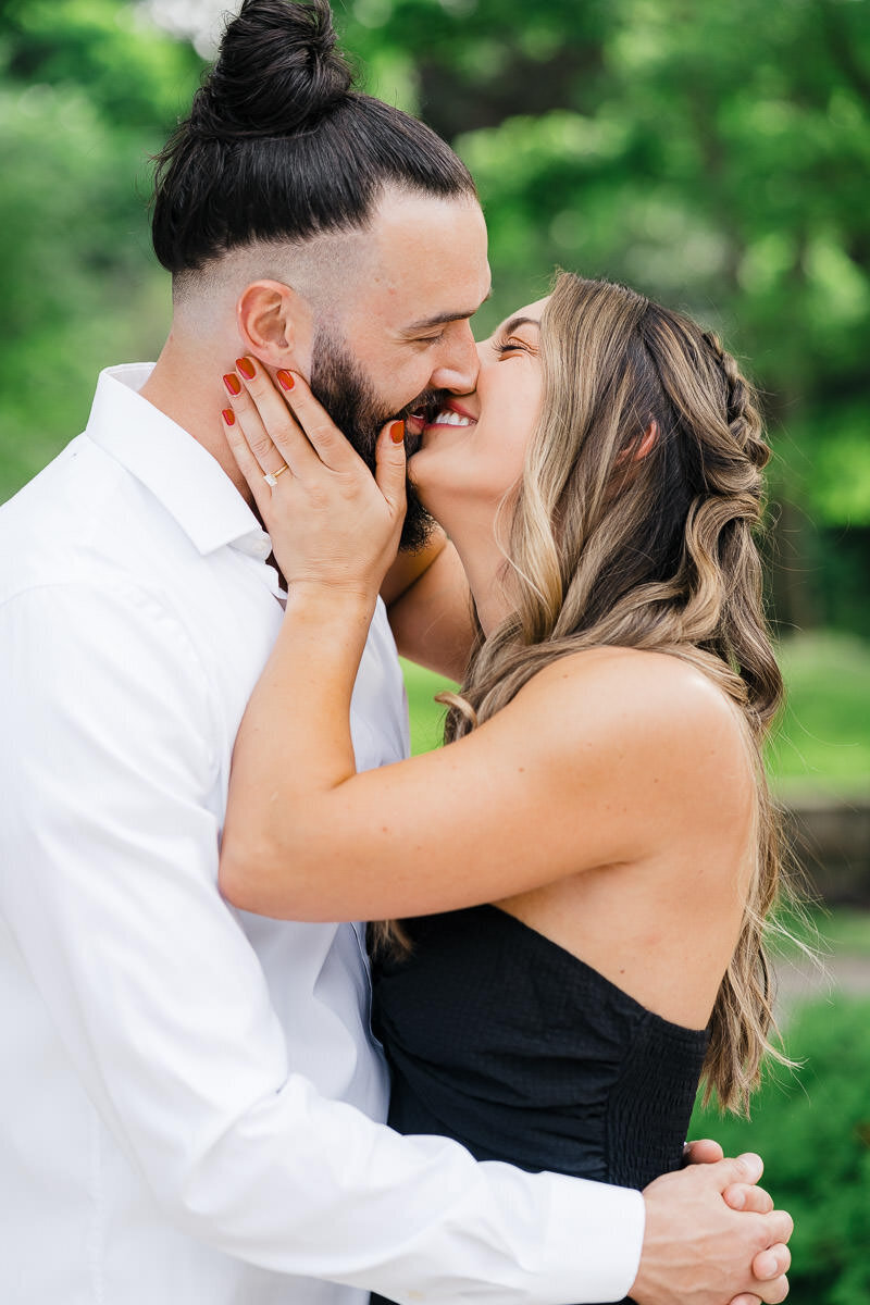 kissing-couple-photo-pittsburgh