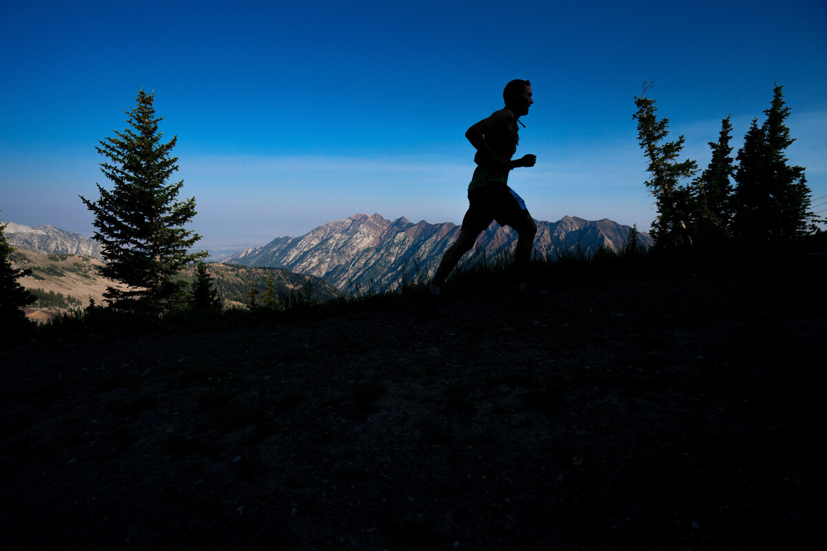 kansas-city-sports-photography-0104-silhouette-of-runner-on-hill