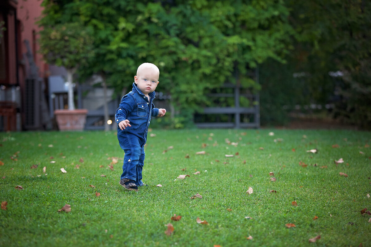 Baby walking_Calgary photographer