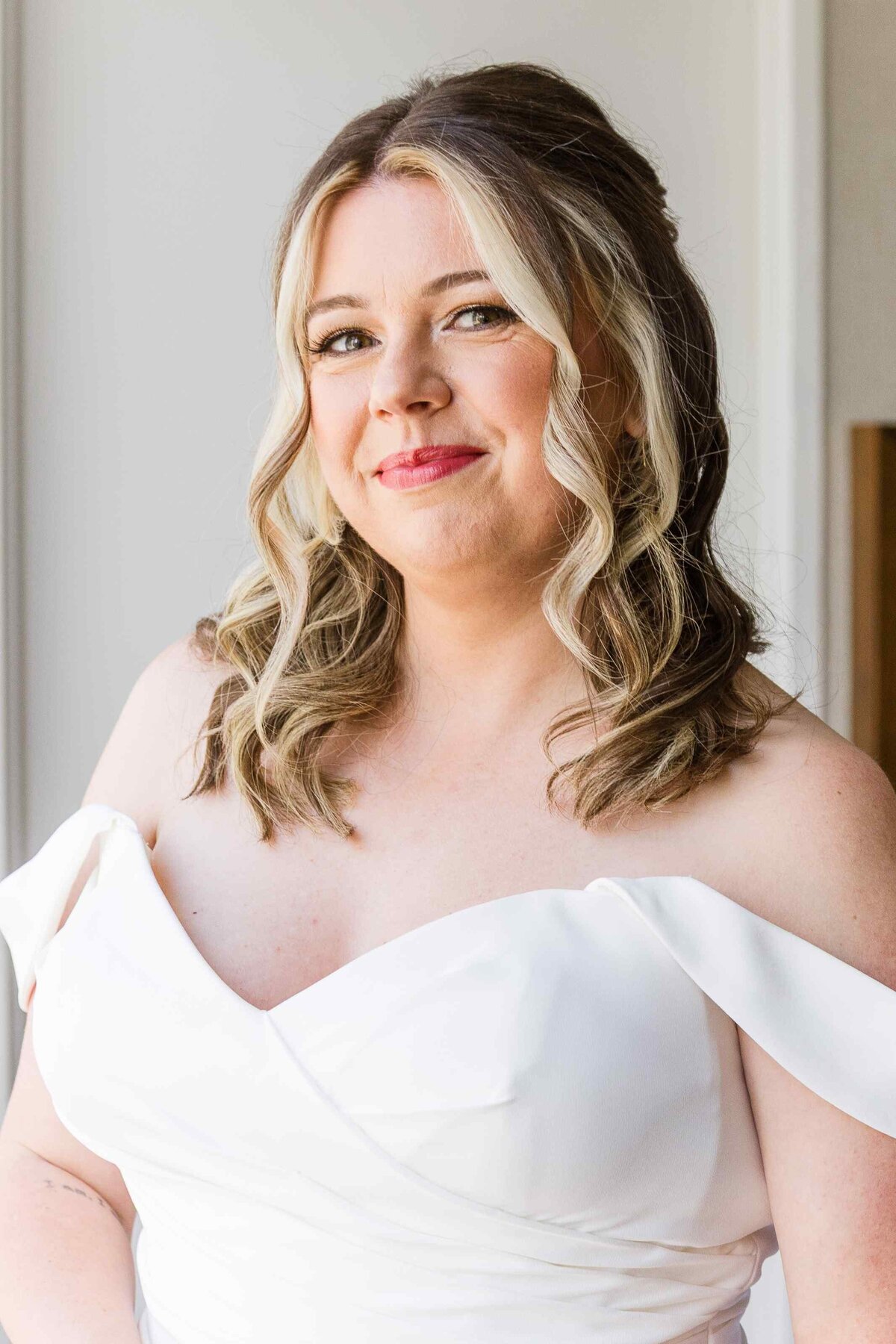 04-bride-smiles-getting-ready