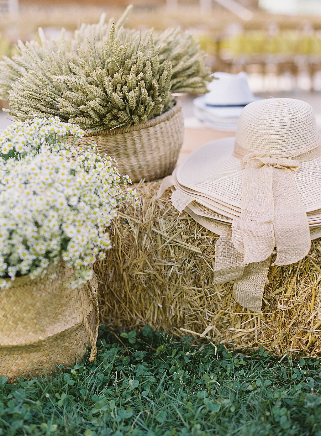 Rustic furniture, straw, linen and wildflowers