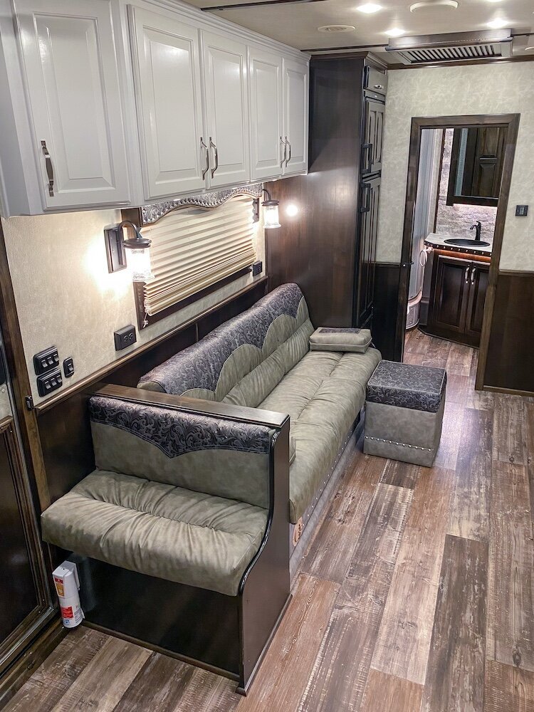 luxury-living-quarter-horse-trailers-trail-boss-conversions-living-areas-22