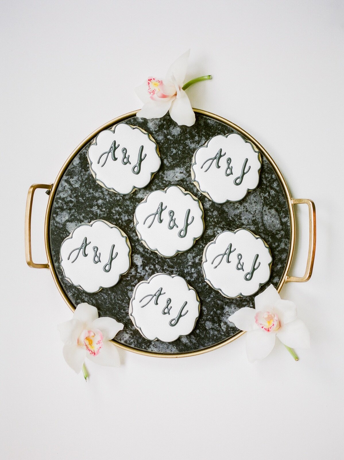 monogrammed-cookies