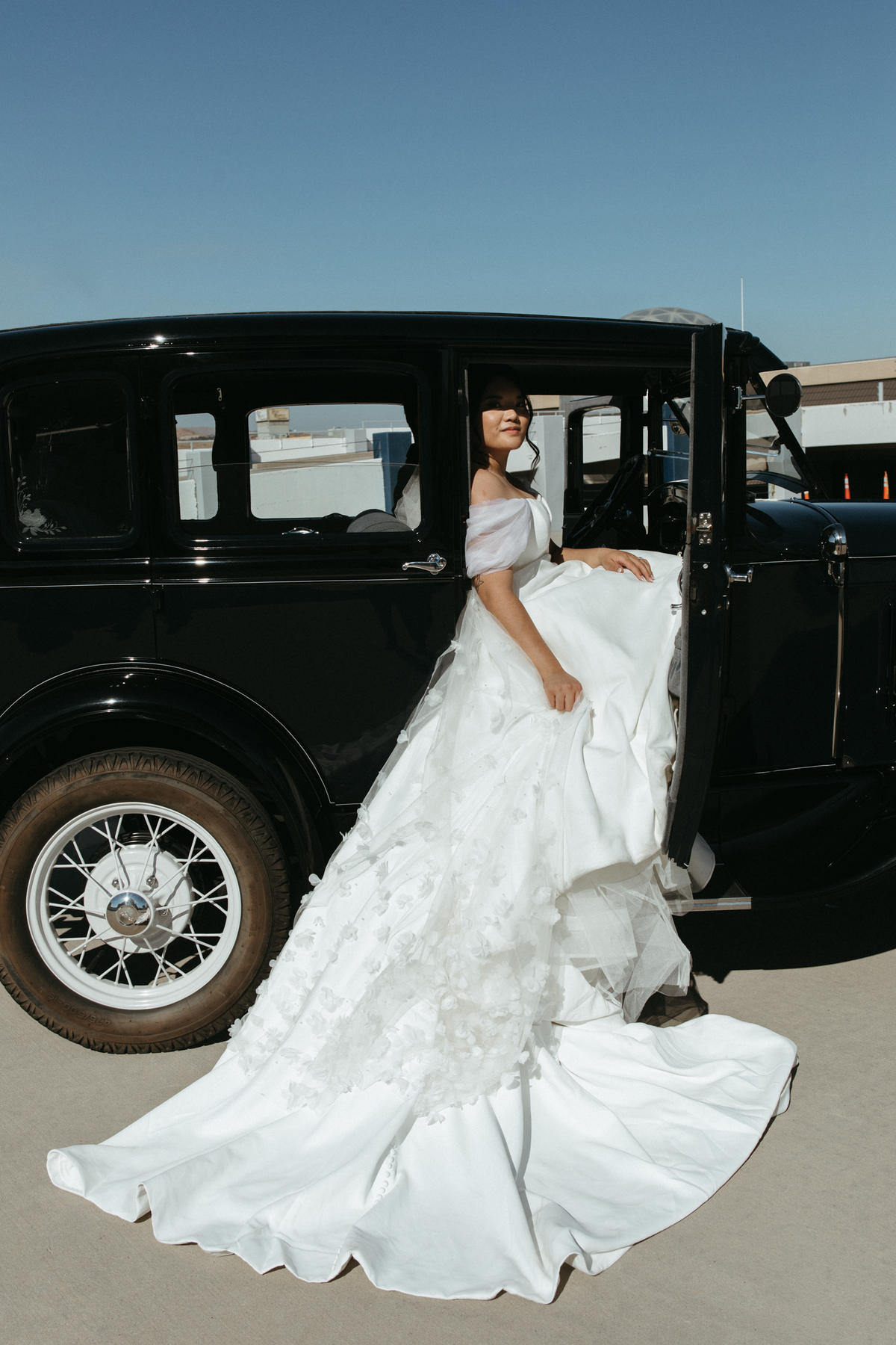 Vintage-Classic-Car-Bride-Wedding-Portrait-3354