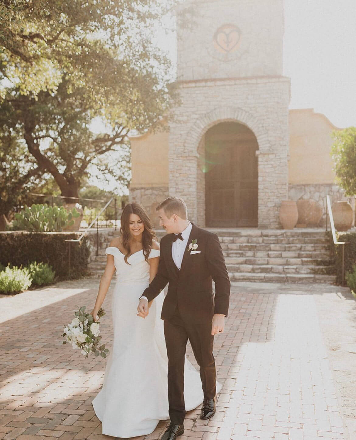 Soft curls and polished wedding makeup complete this bride’s classic look. Mistique Makeup’s bridal hair and makeup team delivers flawless results straight to your venue with our mobile makeup services in Austin, San Antonio, and Dallas.
