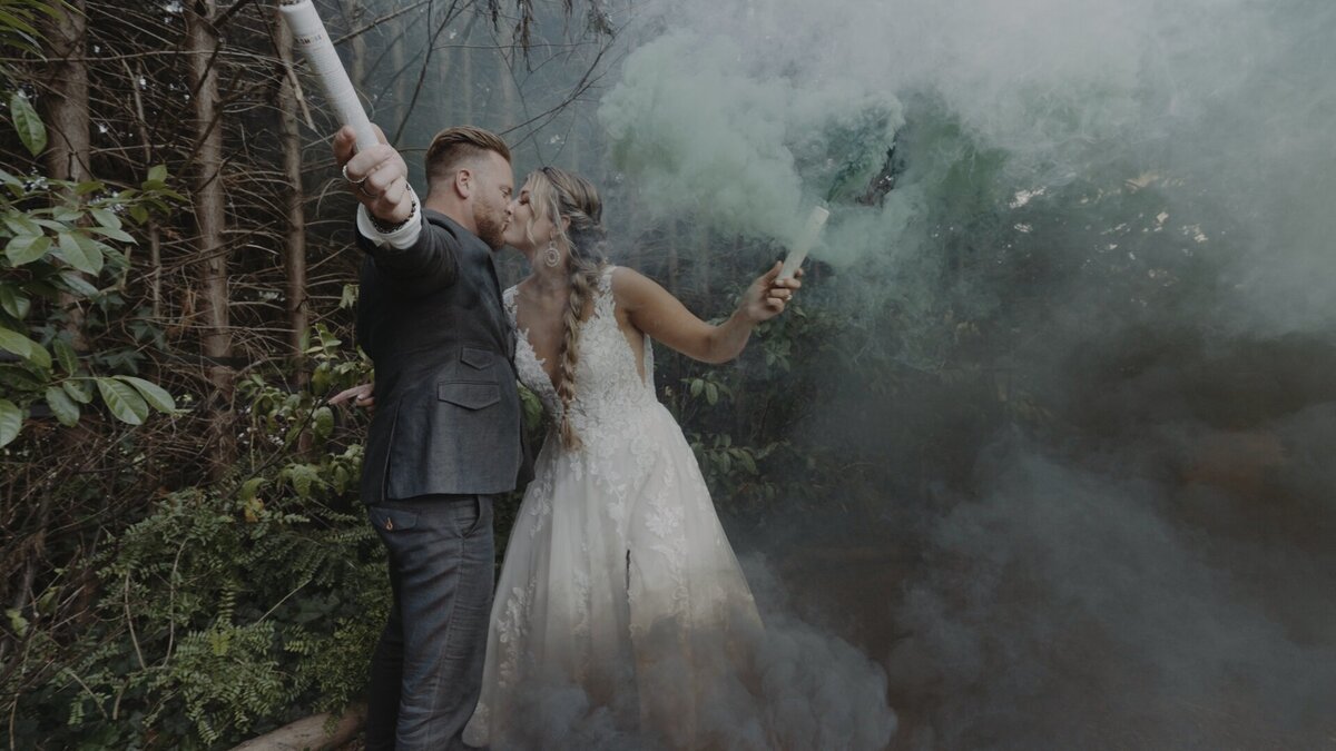 Bruidspaar Eddy Lianne_videograaf_kus fakkelshoot