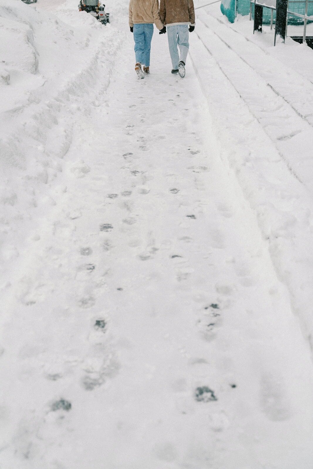 E10-Winter-snowy-engagement-photoshoot-in-Toronto-Zhan-and-Tina-2025-02-16-2500px-1070