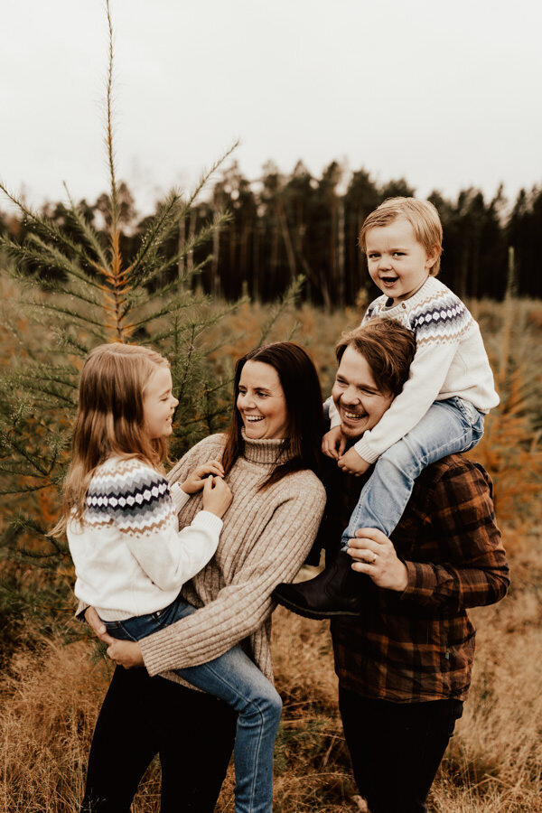 linnsej-photography-familjefotograf-halmstad-familjefotografering-skogen-5