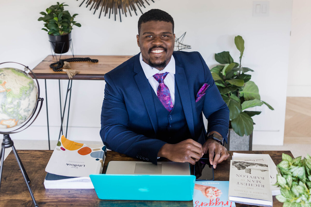 personal-branding-photo-shoot-sitting-at-desk