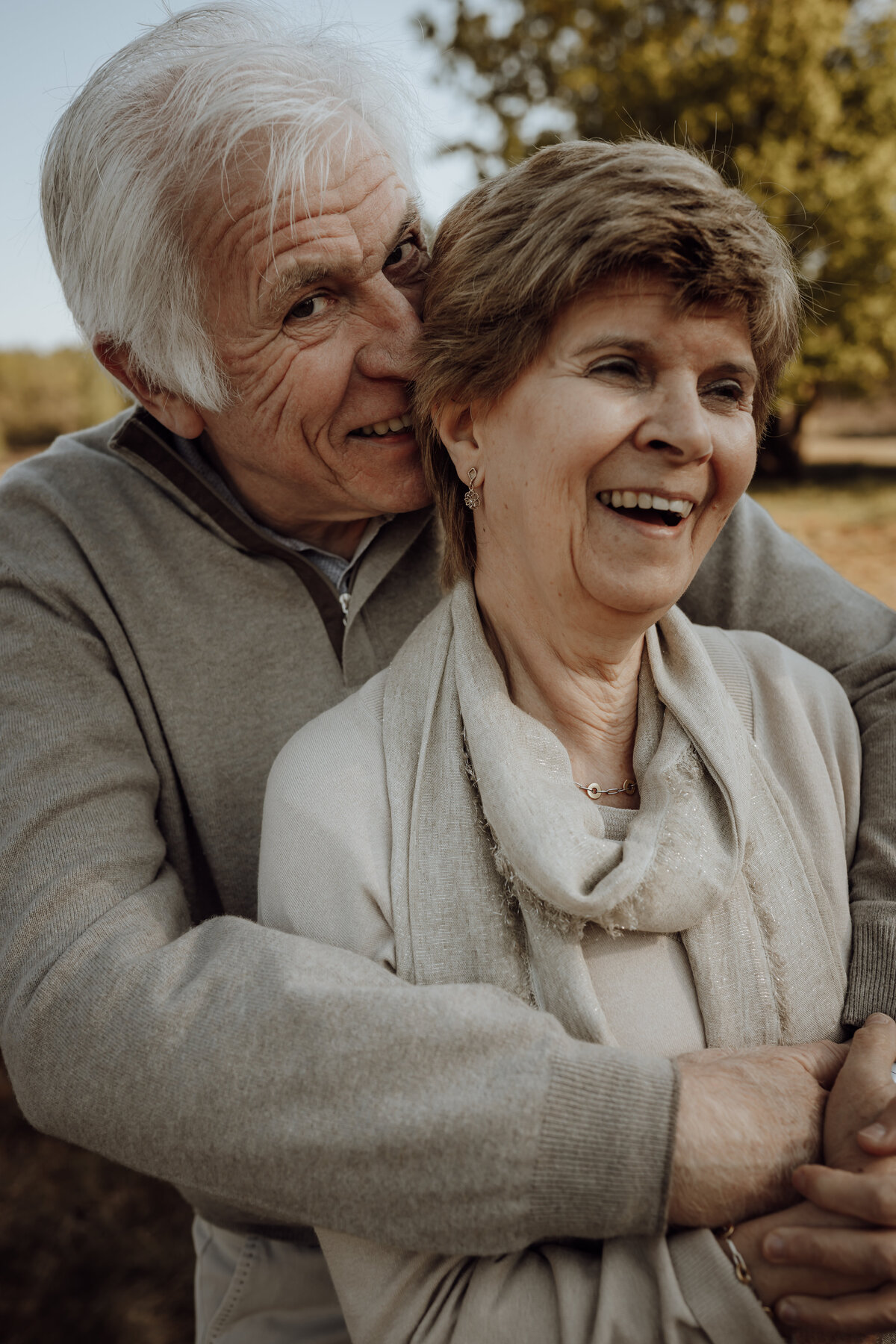 Grootouders omhelzen elkaar tijdens familie fotoshoot in Antwerpen