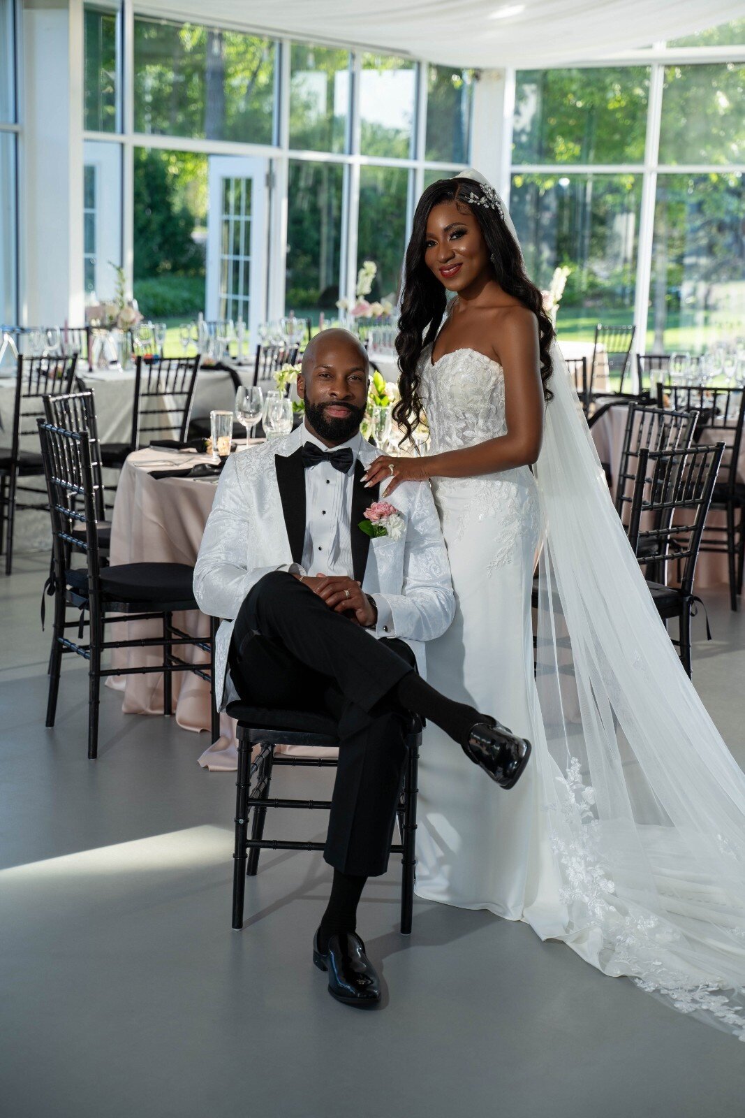 modern-black-wedding-couple-in-reception-room
