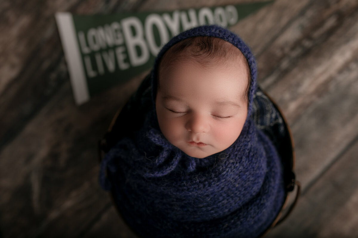 Newborn-photography-bucket-pose-blue