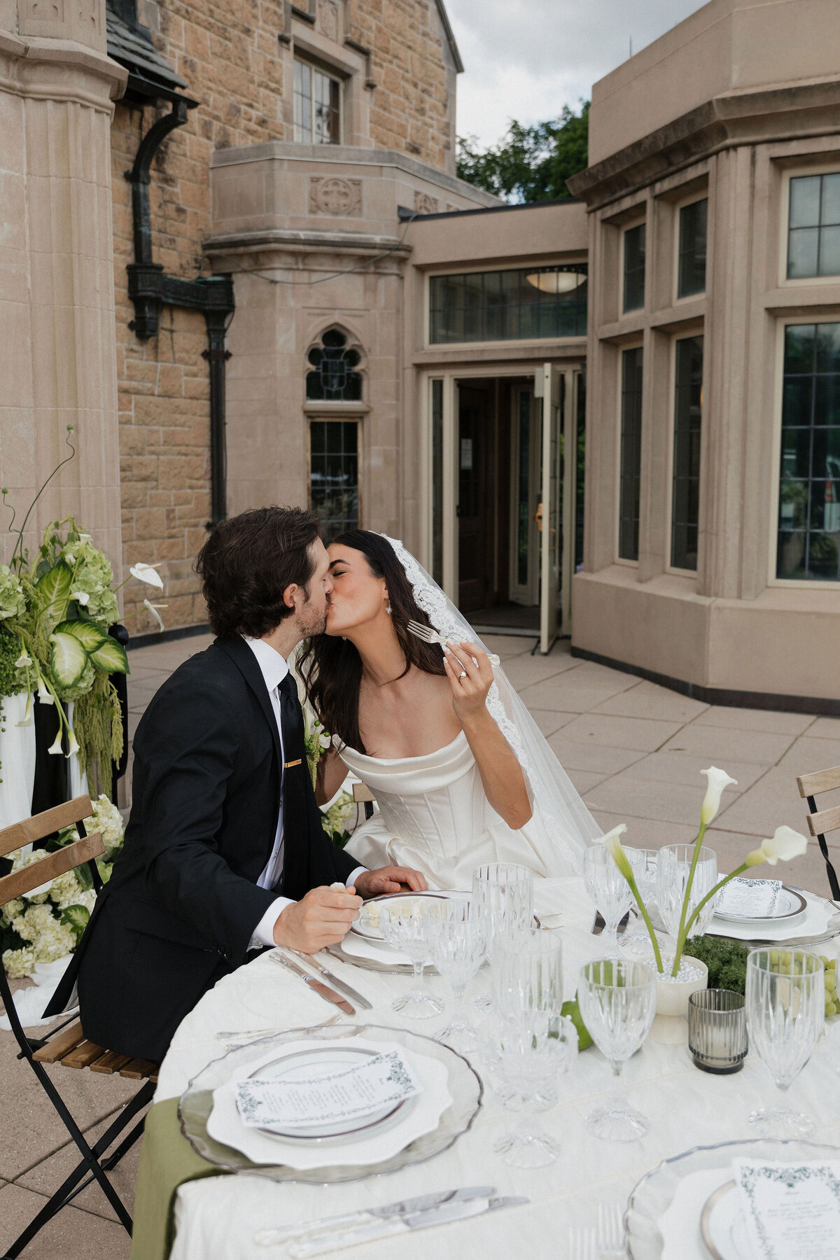 wedding cake kiss