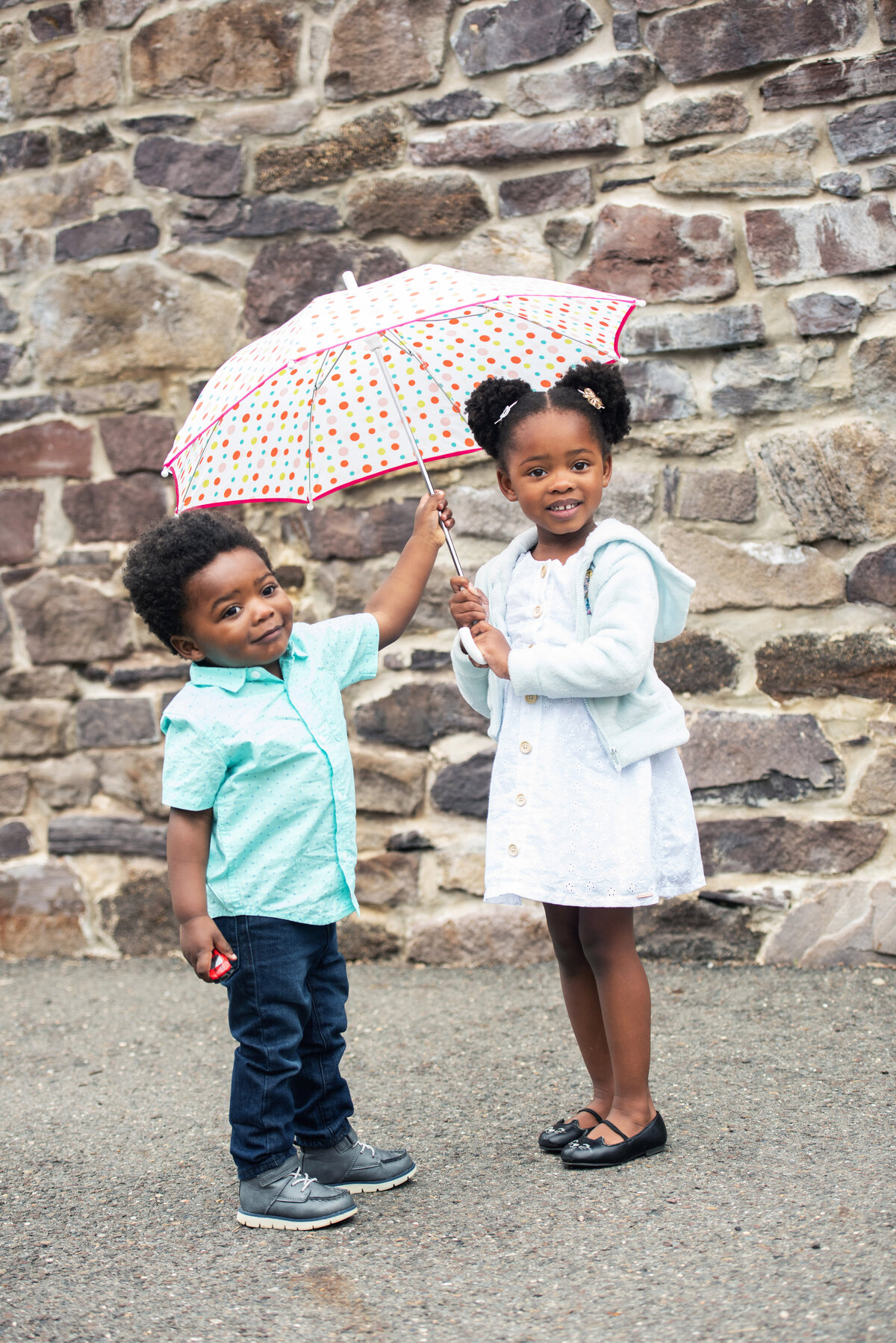 brother_sister_umbrella