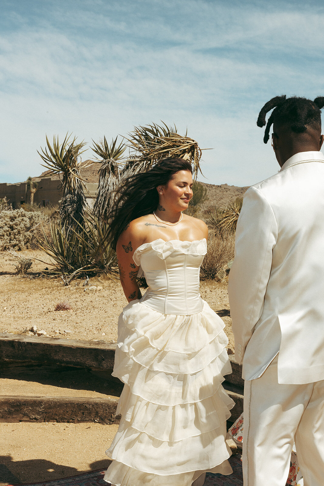Faye-Fern-Creative-GoldenVibesPhoto-Sacred-Sands-Joshua-Tree-Wedding-Richie-James-Clara-Critchfield-Ceremony-26