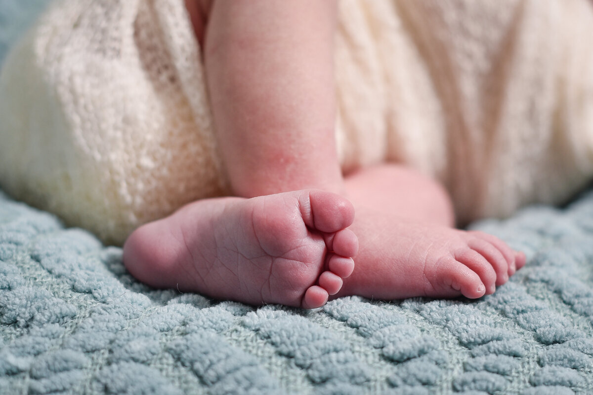 Beautiful Mississippi newborn photography: newborn girl feet