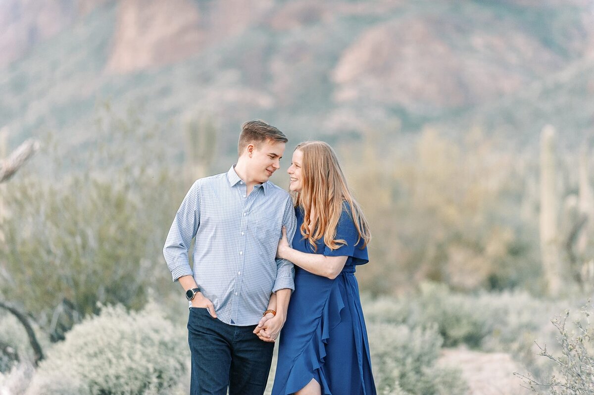 superstition-mountain-engagement-photo-00027