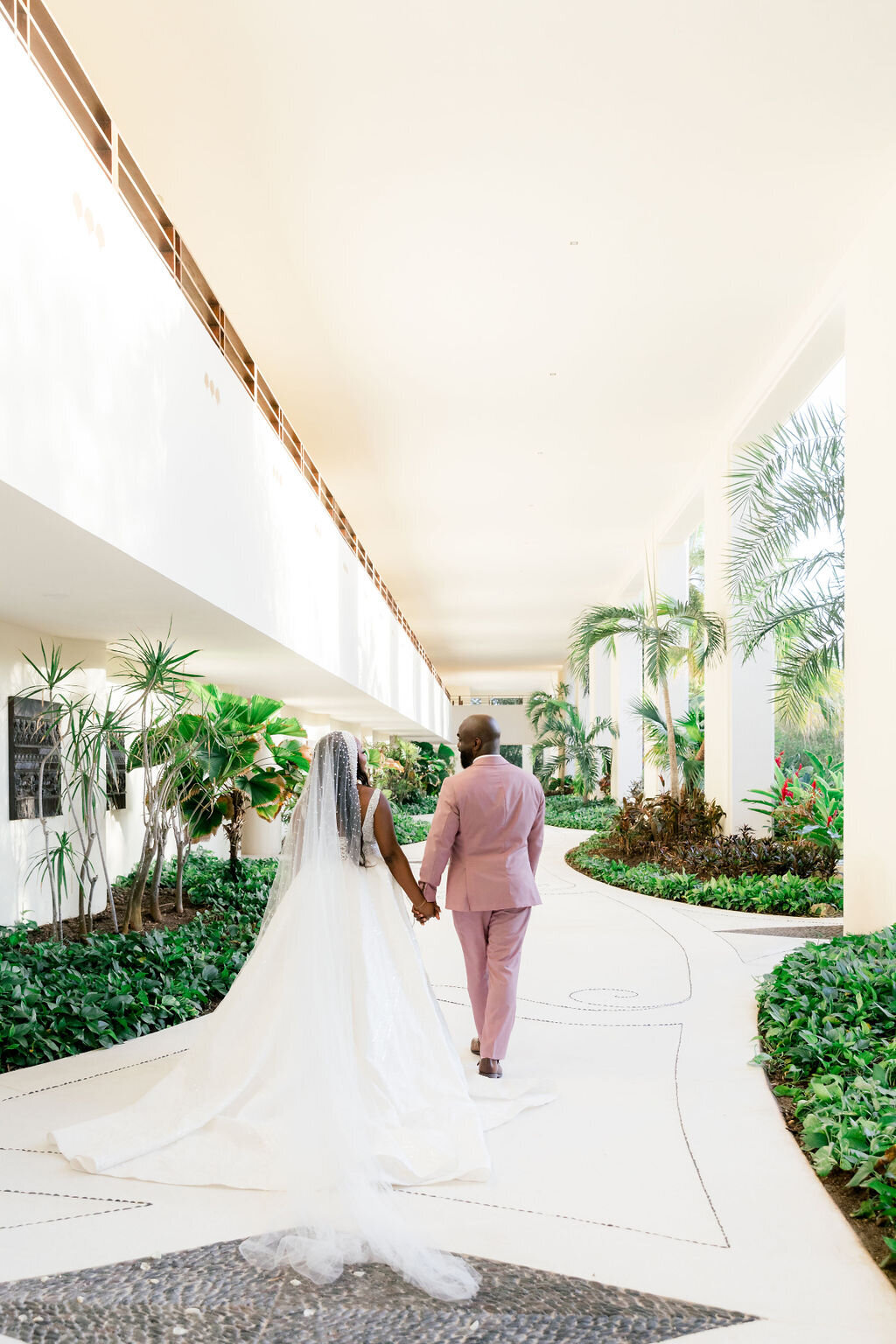 grand-velas-bride-and-groom-9