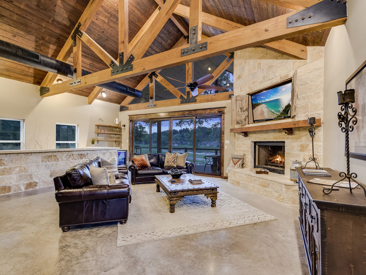 Large living room with high vaulted ceiling