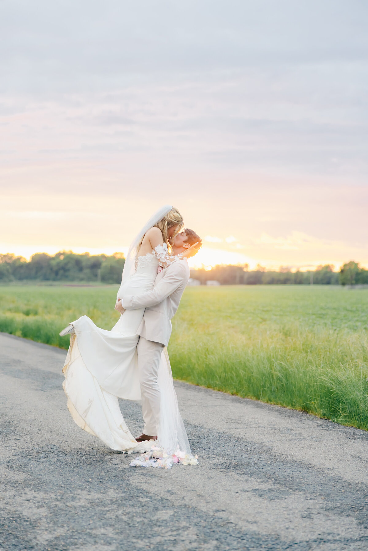 Sneak Peeks Creekside at Colliers End May Wedding | Lauren Elliott Photography | Emily & Kyle Anderson -159