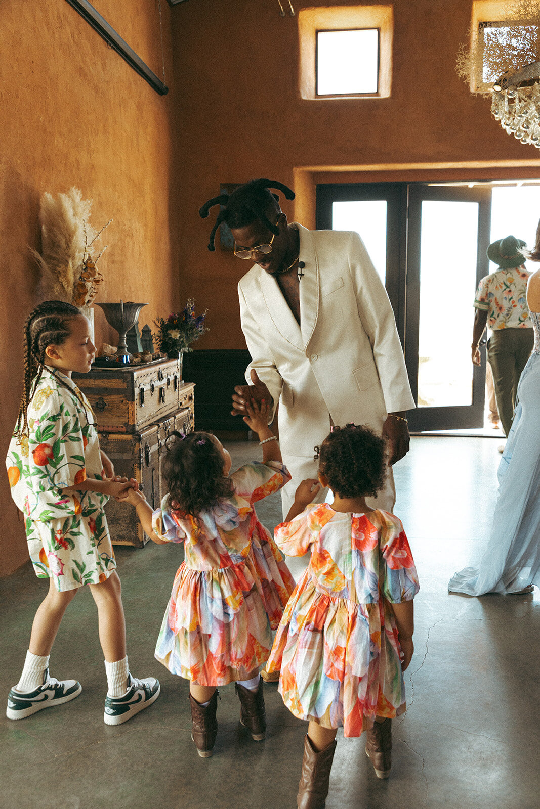 Faye-Fern-Creative-GoldenVibesPhoto-Sacred-Sands-Joshua-Tree-Wedding-Richie-James-Clara-Critchfield-First-Look-15
