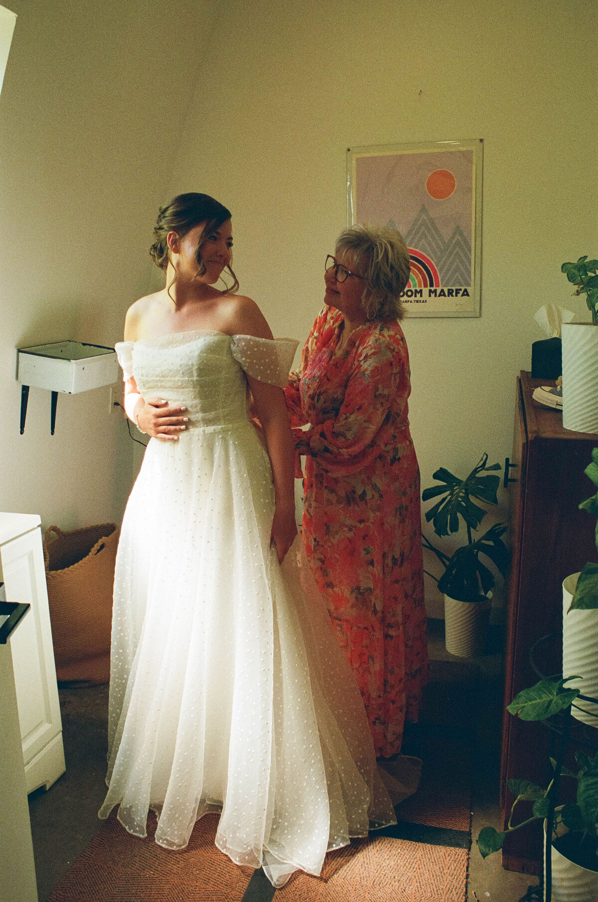 Brooke&PerronWeddingPhotos_GettingReady_AustinWeddingPhotographer_HereafterFilms-39