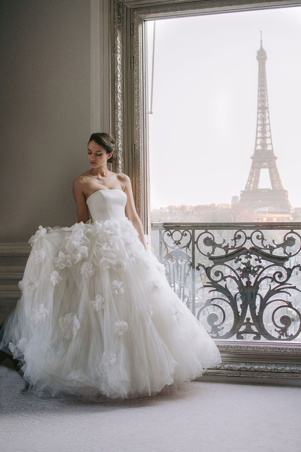 bride-with-view-on-the-eiffel-tower