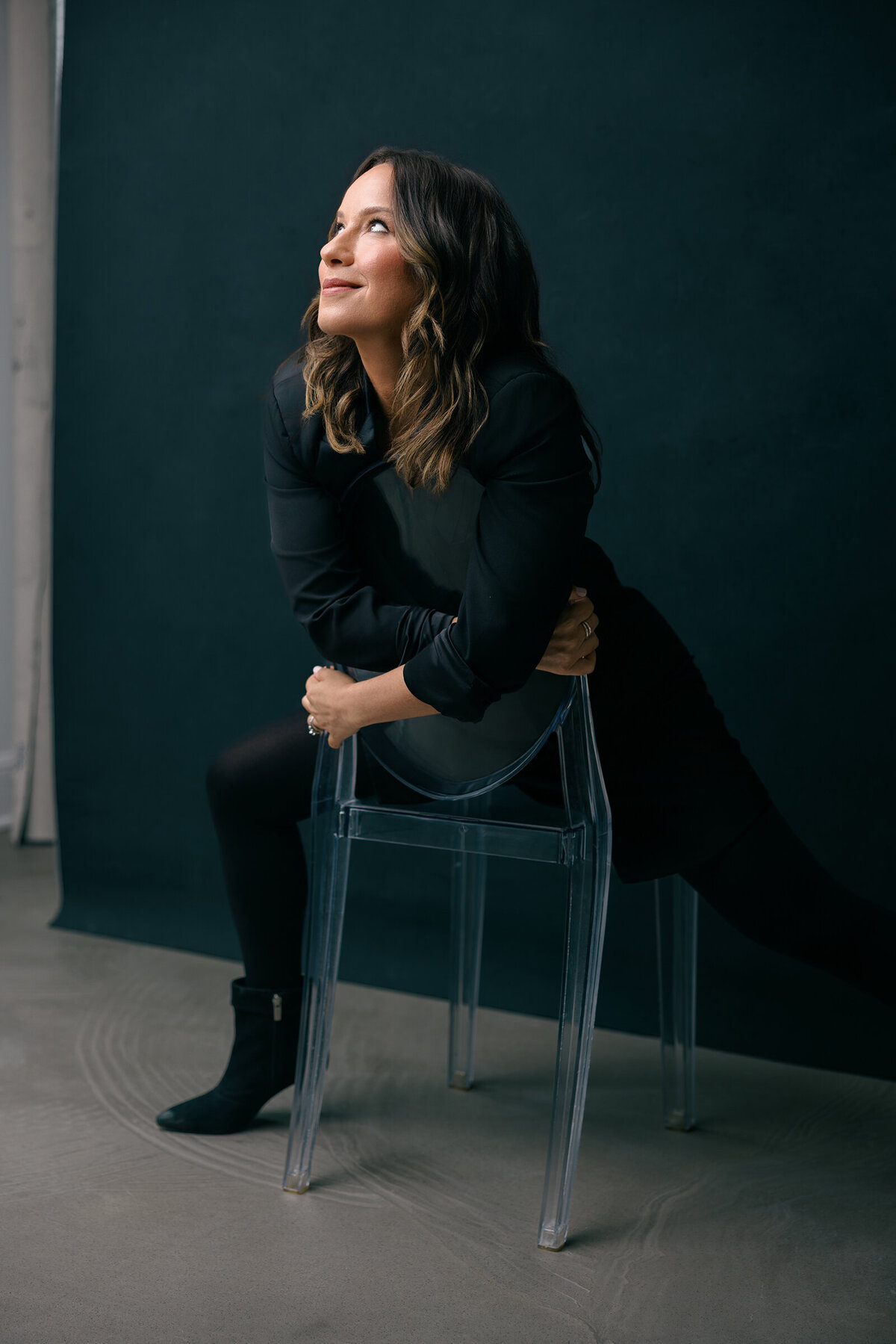 dina-portrait-lean