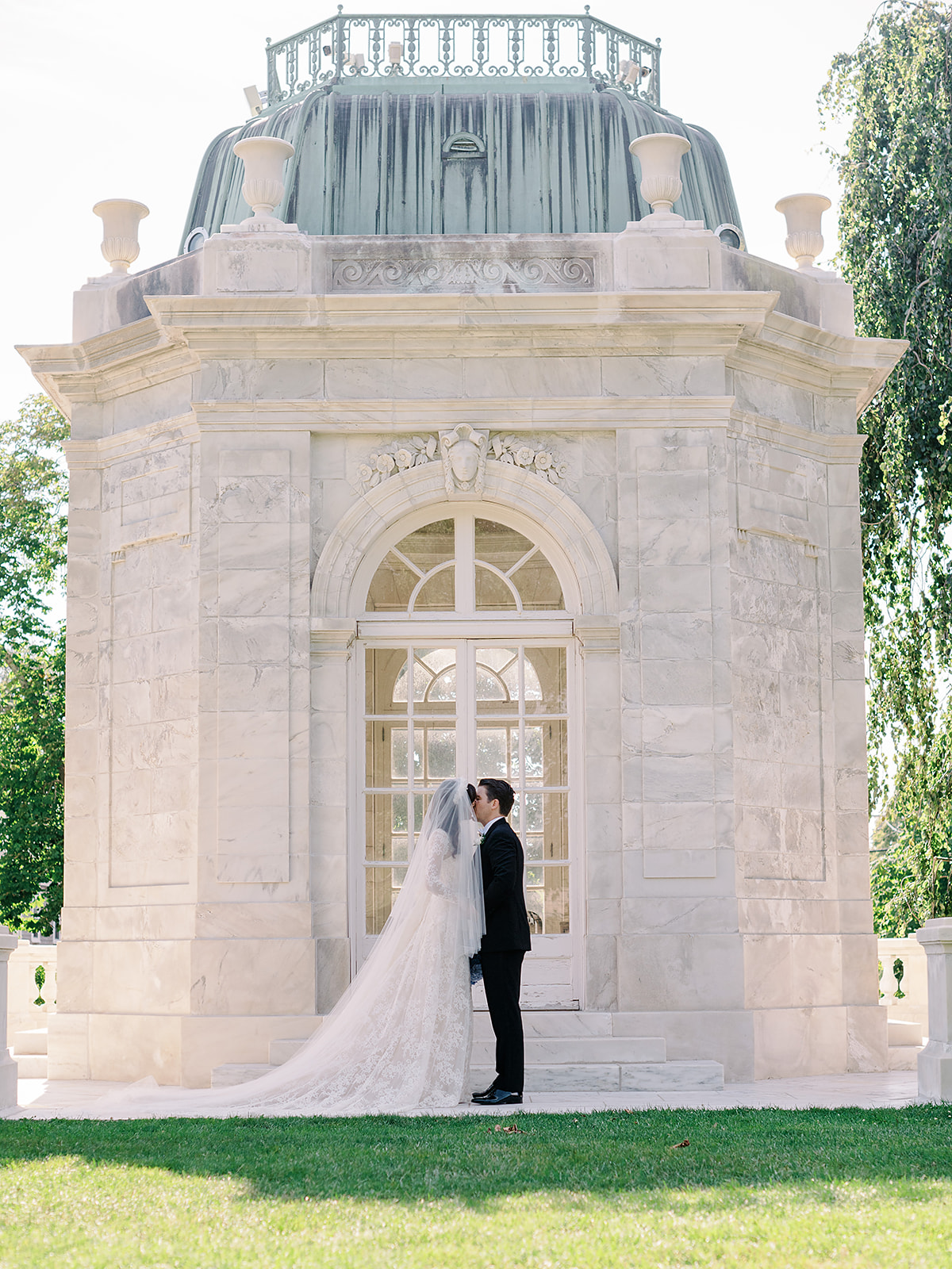 leila-james-events-newport-ri-wedding-planning-marble-house-wedding-bride-groom-kiss