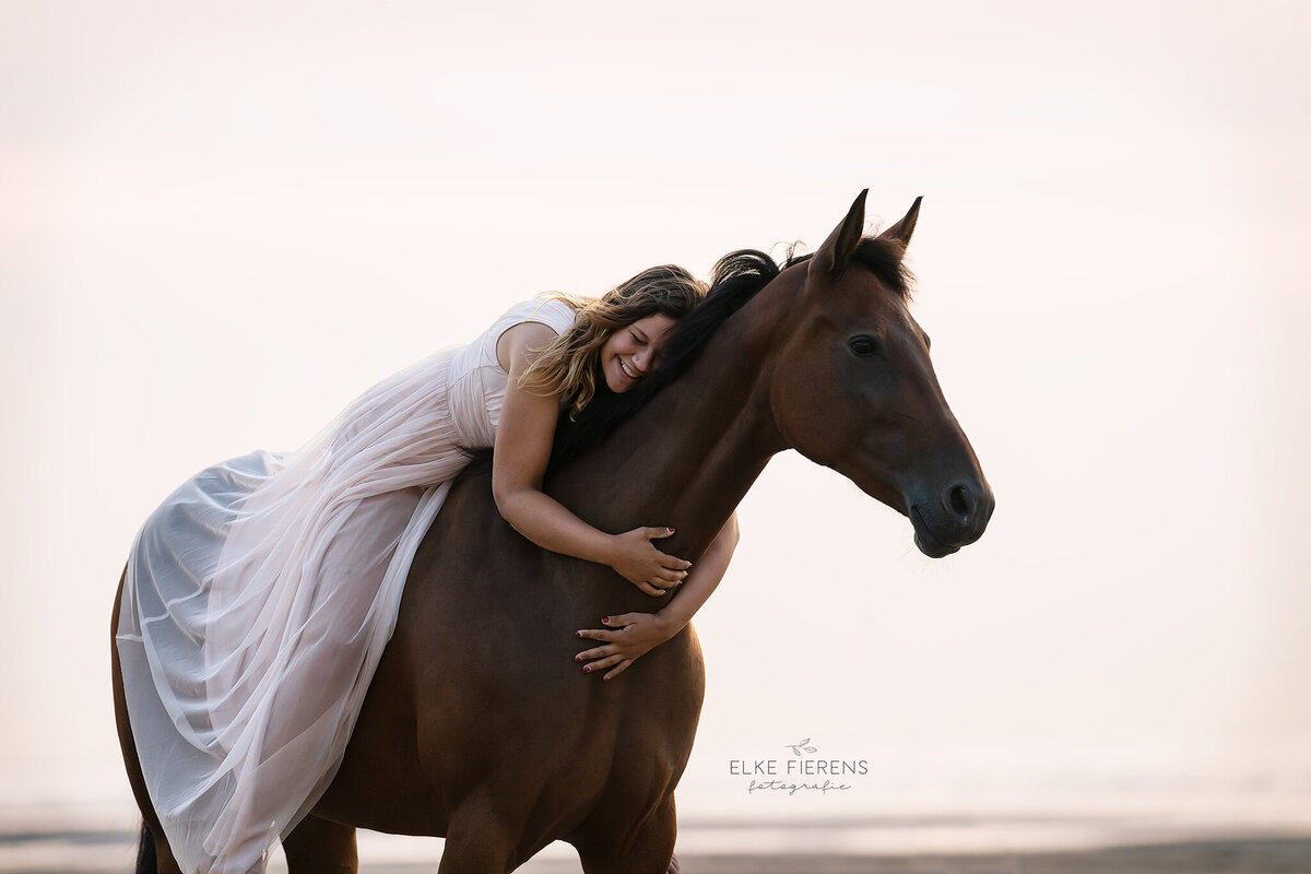 paardenfotograaf - romantische paardenfoto's - knuffelfoto - belgische draver