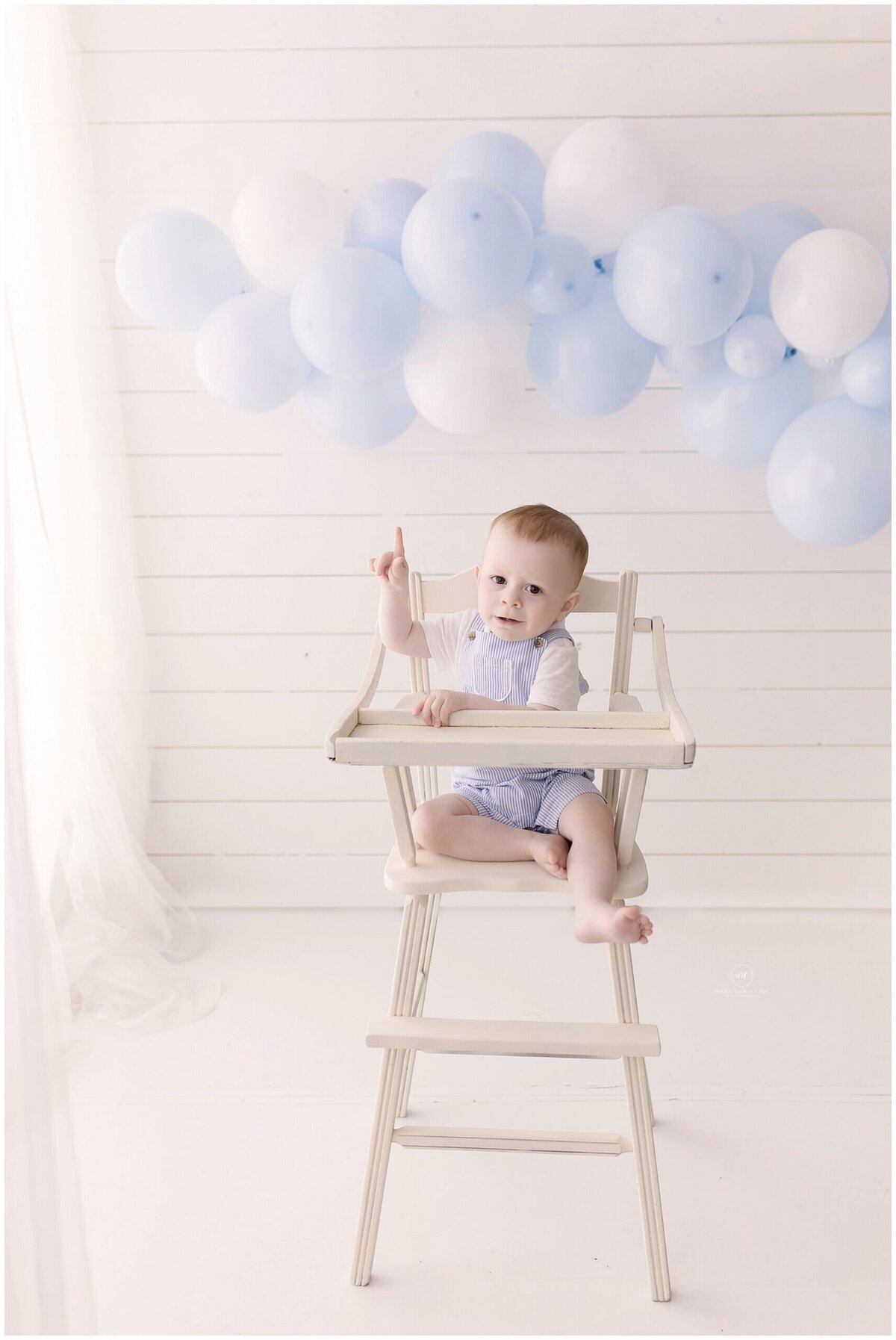 Cake smash photos with blue balloons